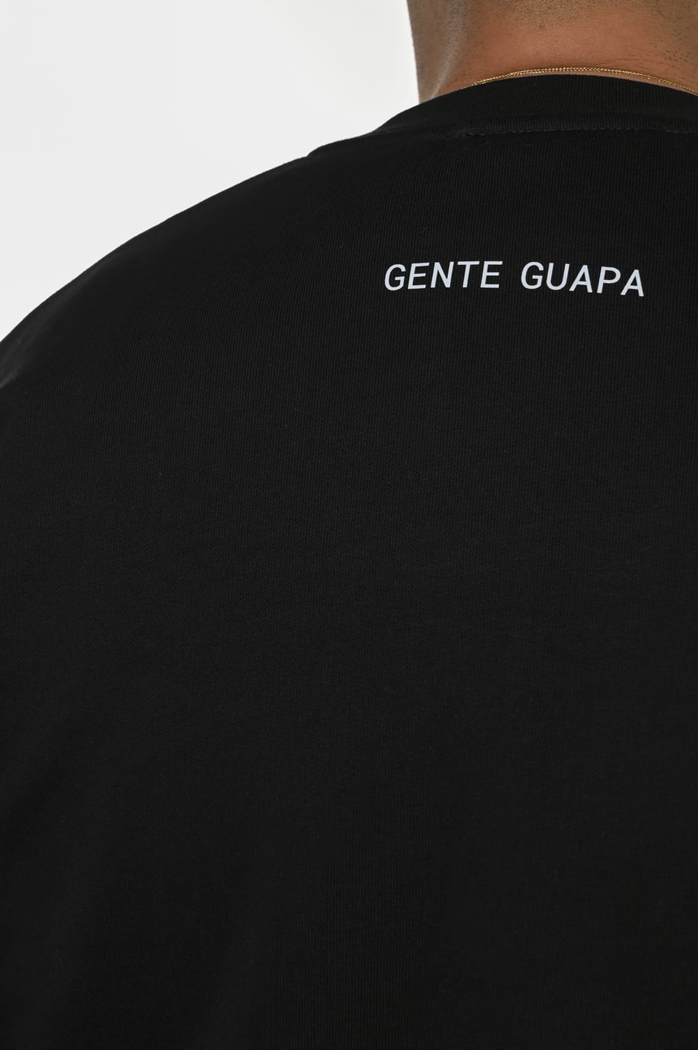Gente Guapa black hoodie with “I AM ALLERGIC TO FAKE PEOPLE” print – unisex streetwear detail view
