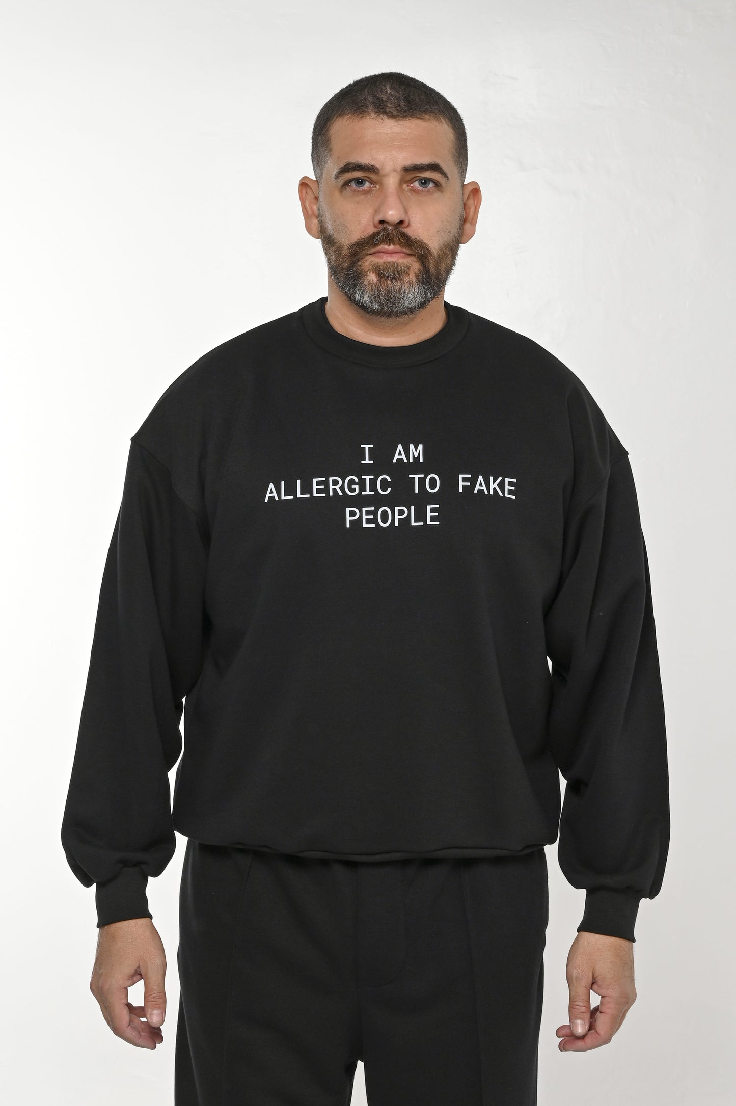 Gente Guapa black hoodie with “I AM ALLERGIC TO FAKE PEOPLE” print – unisex streetwear front view