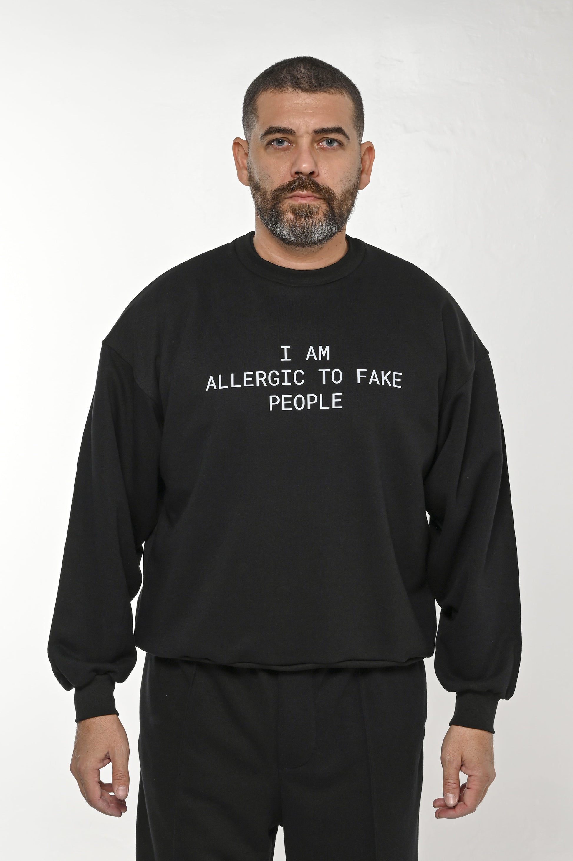Gente Guapa black hoodie with “I AM ALLERGIC TO FAKE PEOPLE” print – unisex streetwear front view
