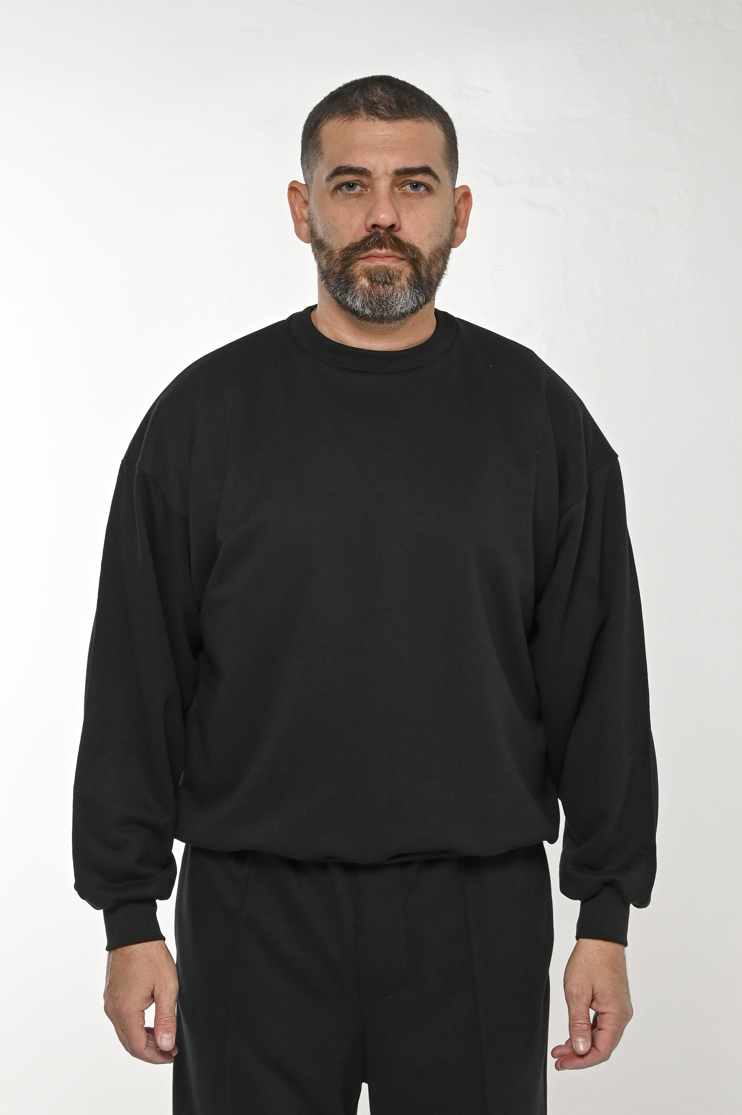 Gente Guapa black hoodie with “11:11 Everything will come to you at the perfect time” print — unisex streetwear front view