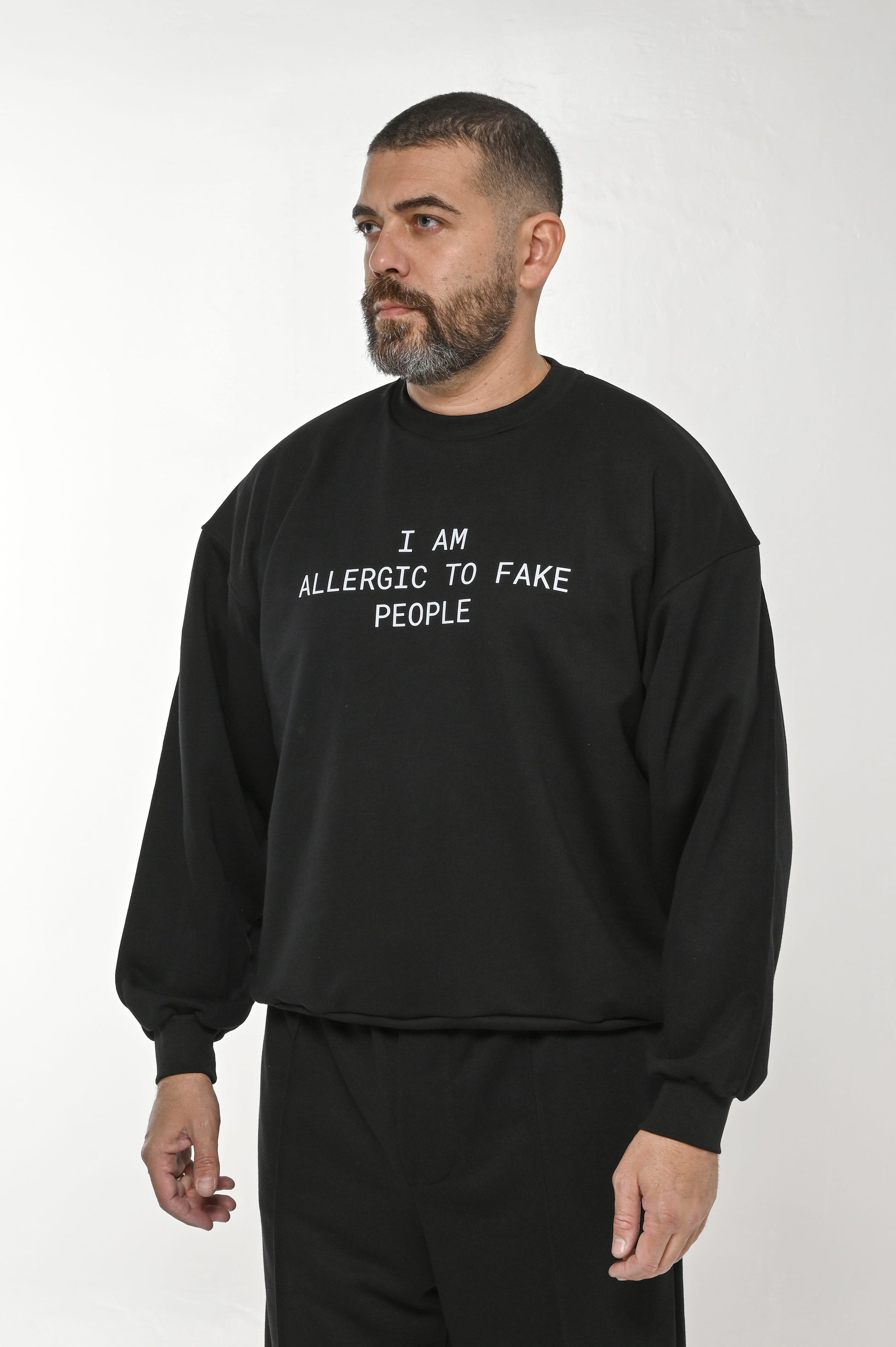 Gente Guapa black hoodie with “I AM ALLERGIC TO FAKE PEOPLE” print – unisex streetwear side view