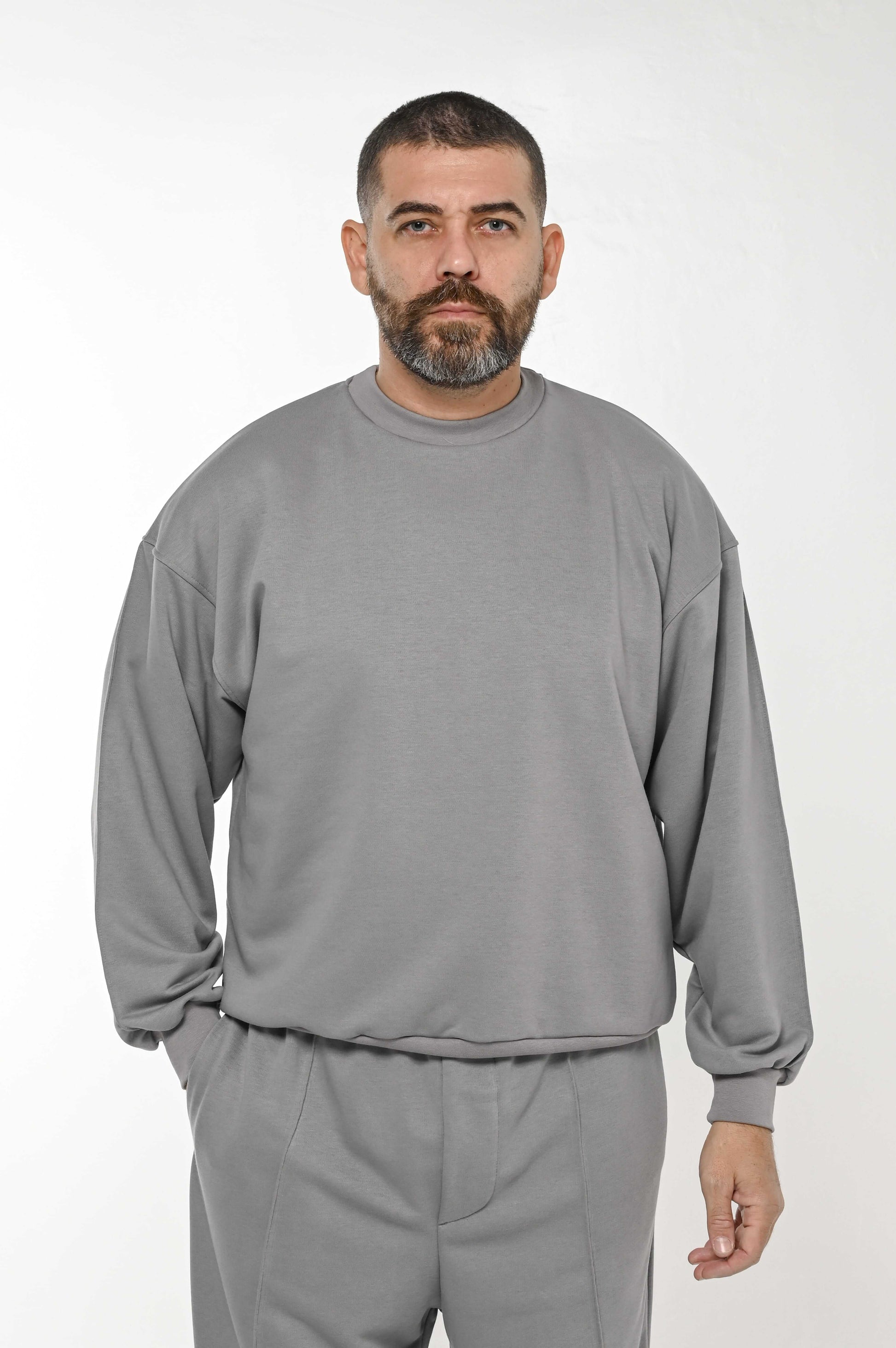 Gente Guapa black hoodie with “Leave toxic people behind” quote — unisex streetwear front view
