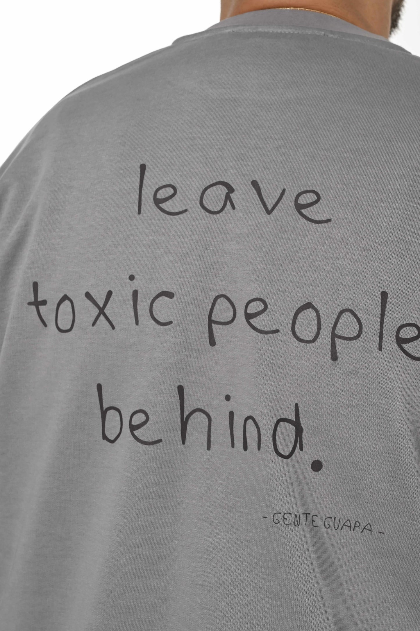 Gente Guapa black hoodie with “Leave toxic people behind” quote — unisex streetwear stamp view
